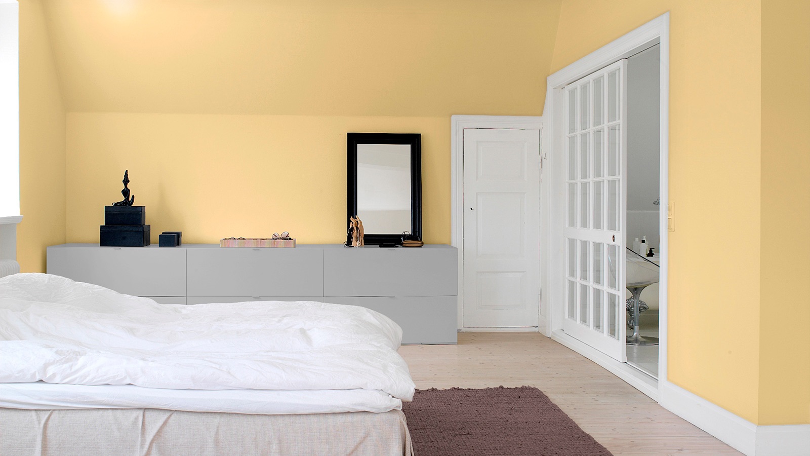 Gul – Distant Sunlight Gul skaper energi og egner seg ikke i alle nyanser til et soverom. Gul i dempet utgave kan bidra til det lyset, og den energien du kanskje har bruk for om morgenen. Den signaliserer friskhet uten å være overveldende og gir det nødvendige lyset i samspill med både kunstig og naturlig lys til soverommet.