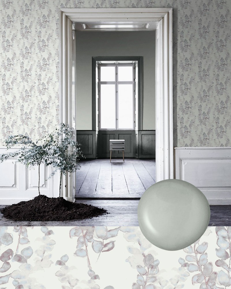 Eucalyptus med varm lysegrå. Fargen er midt i mellom det lyseste og det mørkeste, og den spiller perfekt med de rødbrune nyansene i tapetet. Anvendeligheten er bred fordi fargen er dempet og lys. I eksemplet er den vist som veggfarge, malt opp i det bakerste rommet. Tapet: 510442, farve: 510442 – Eucalyptus