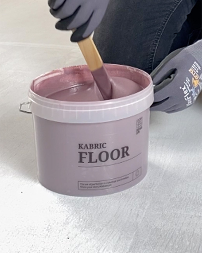 KABRIC Floor kommer i 25 av de mest populære fargene fra KC14 og KABRIC kolleksjonene. Åpne bøtta og rør sammen til jevn konsistens innen påføring.