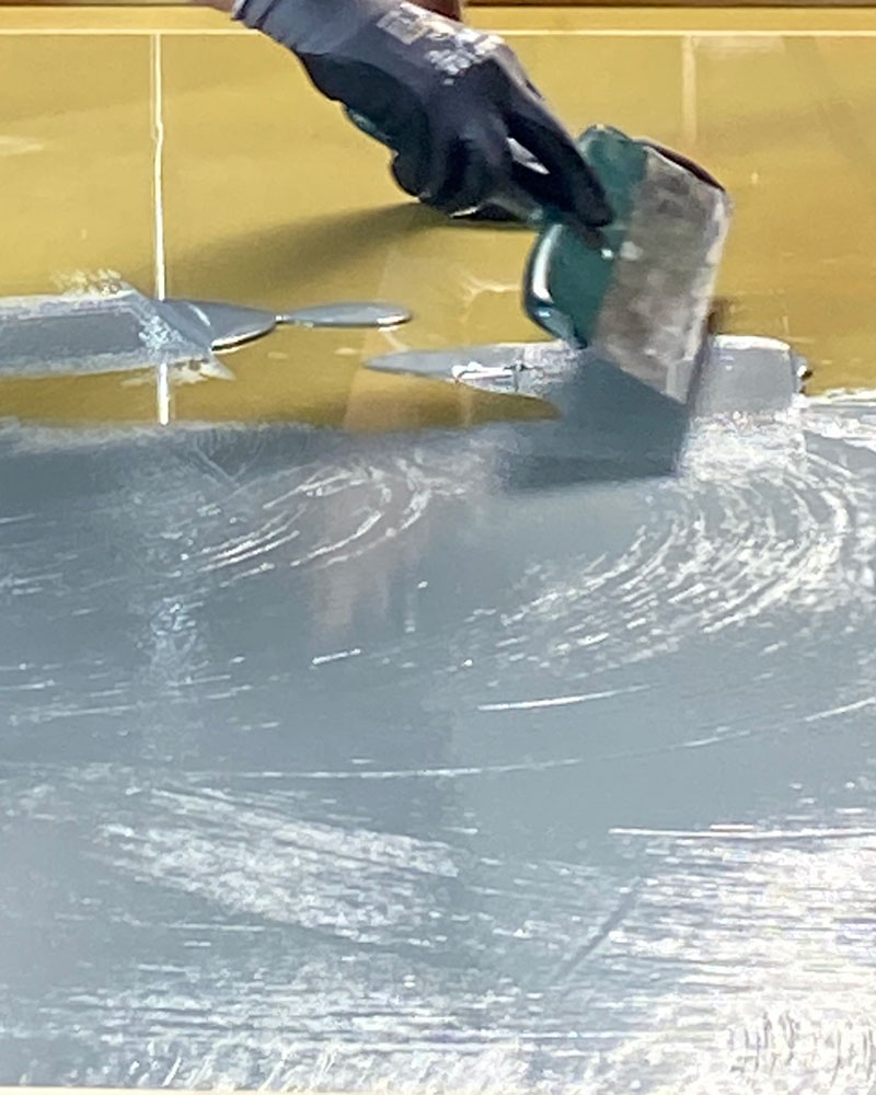 KABRIC Floor skal påføres i et tynt, jevnt og dekkende lag, med en bredsparkel