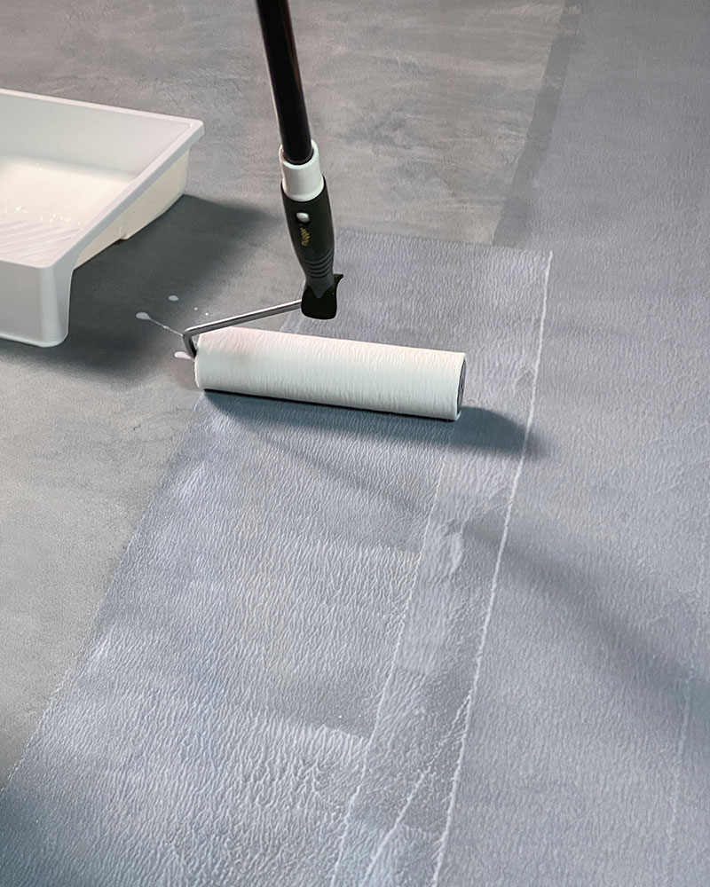 Sørg for å rulle i lange, rette baner og hold et jevnt trykk på rullen underveis.