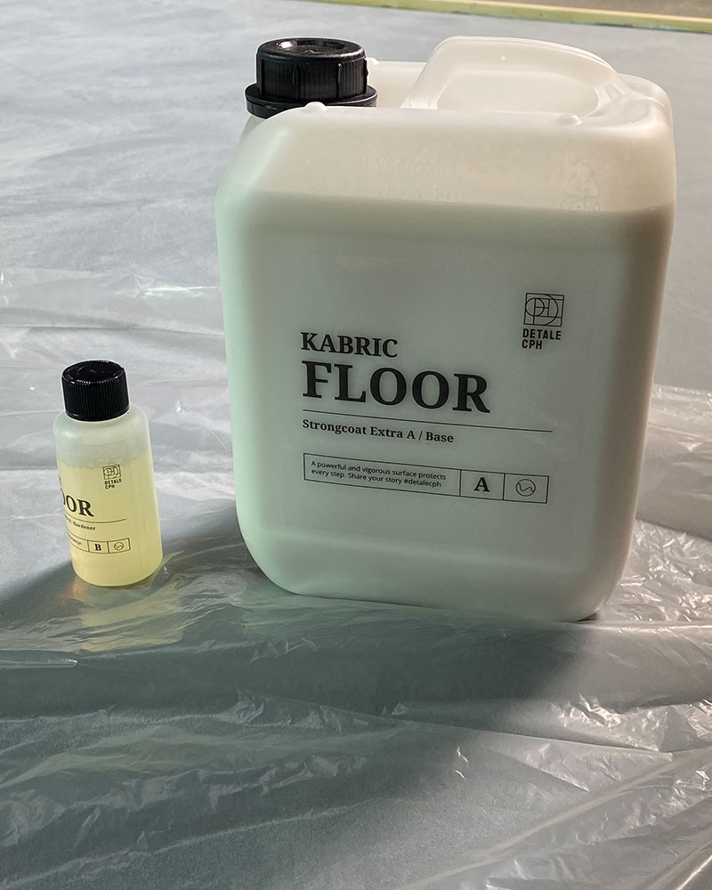 Strongcoat Extra er en ultramatt lakk med ekstra robusthet. Hell komponentene over i en ren bøtte og rør lakken med en rørepinne i 2-3 min.