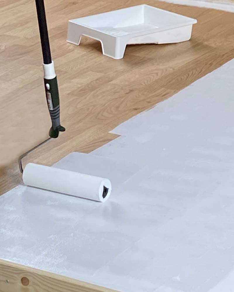 Påfør Prepare med en rulle og/eller pensel, i et tynt, dekkende lag. La produktet tørke i min. 6 timer innen gjennbehandling.