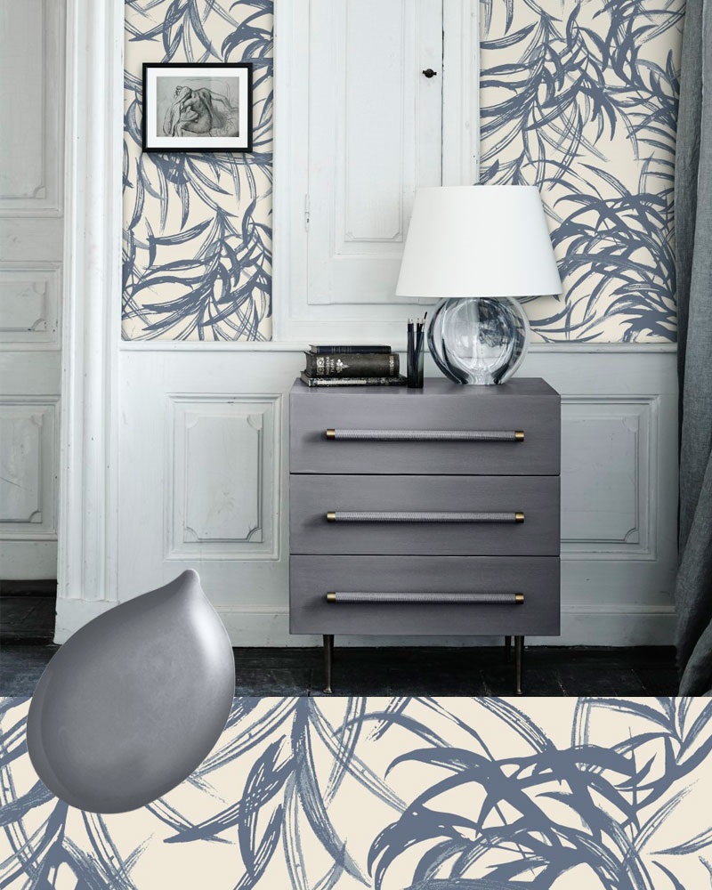 Willow med blågrå tone. Den vakre blågrå nyansen er en naturlig forlengelse av den blå paletten i tapetmønsteret. Den understøtter designet på en markant måte. Derfor er den velegnet til f.eks. møbler. Se på eksemplet her, hvordan det malte møblet samtidig er i familie med og supplerer den dekorerte veggen. Tapet: 510663, farve: 510663 - Willow