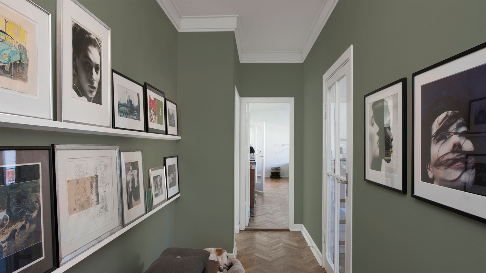 En markant og innbydende nyanse til veggene. Det gir klar kontrast til det hvite i tak, stukkatur og treverk. Fargen heter  4507