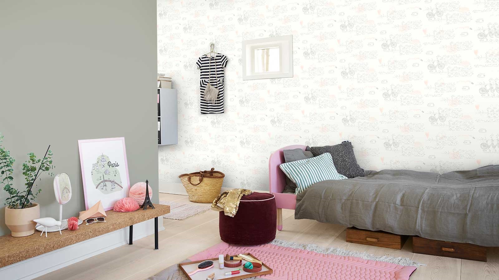 ”Postcard to Mum” er en feminin tapet, som leder tankene hen på sommerferie. Her kombinert med den grågrønne ”Green Shade 2 IN-736”, som spiller sammen med tapetens motiver og kompletterer  rommet.